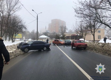 Четверное ДТП на Алексеевке: в две столкнувшиеся машины врезалась еще парочка (ФОТО)