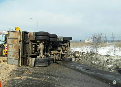 Под Харьковом перевернулся грузовик с песком (ВИДЕО, ФОТО)