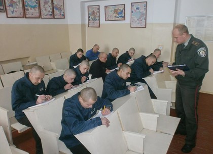 В харьковской тюрьме выясняли, насколько заключенные склонны к самоубийству (ФОТО)