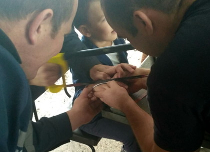 Спасатели успешно вытащили палец из обручального кольца (ФОТО)