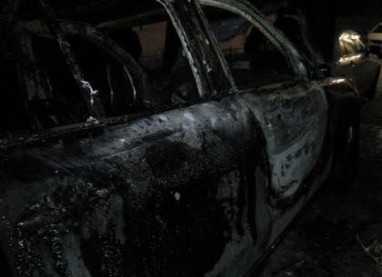 Припаркованный у дома Mersedes сгорел на Салтовке