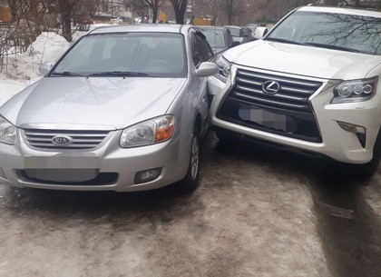 Lexus врезался в припаркованный на внутрикварталке автомобиль (ФОТО)