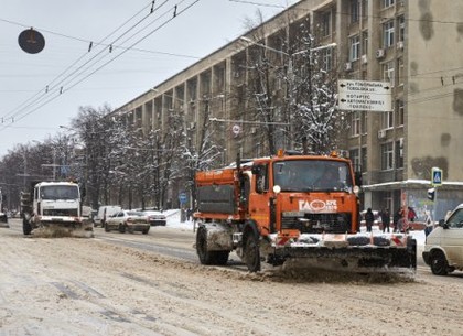 Более трех десятков машин убирают улицы от снега