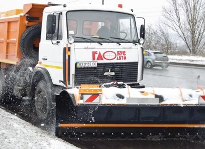 Почти четыре десятка снегоуборочных машин очищают харьковские улицы