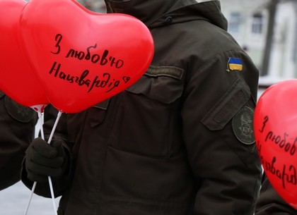 Гвардейцы поздравили харьковчанок с Днем влюбленных (ВИДЕО, ФОТО)
