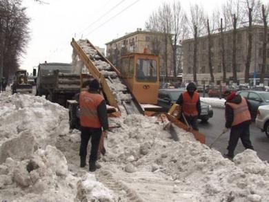 Остатки снега с дорог города убирают три десятка машин