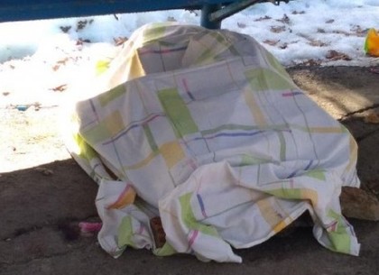 В Харькове на лавочке возле остановки нашли труп женщины