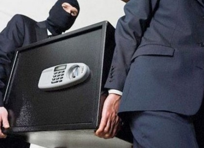 У беспечной чиновницы украли сейф с четырьмя сотнями тысяч гривен