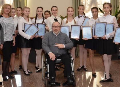 Геннадий Кернес поздравил одаренных школьников Киевского района