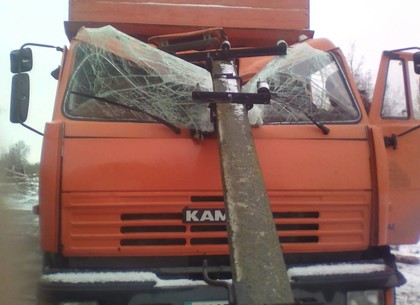 На советскую грузовую автоклассику рухнул столб