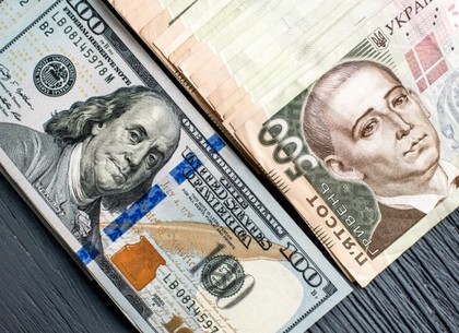 Нацбанк продолжает укреплять гривню к доллару ниже уровня в 27 грн.