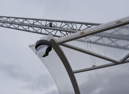 Малолетние вандалы вновь разбили фонари на пешеходном мосту (ФОТО, ВИДЕО)