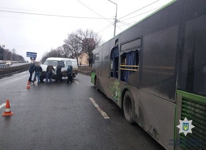 На Клочковской ГАЗ въехал в бок рейсового автобуса (ВИДЕО, ФОТО)