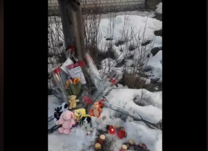 Убийство 14-летней девушки: однокласники принесли цветы к месту трагедии  (ВИДЕО)