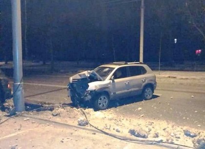 Ночное ДТП в Харькове: Hyundai врезался в столб
