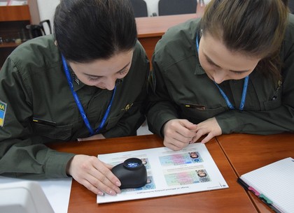 Пограничники Харьковского отряда совершенствовали навыки паспортной работы (ФОТО)