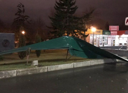 Шквальный ветер разрушил ограждение в Саду Шевченко