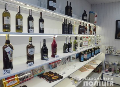 Участковые изъяли 100 бутылок элитного спиртного в магазине у «Барабашово»
