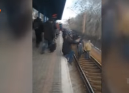 Железнодорожные зайцы Харькова: как пассажиры с риском для жизни не оплачивают проезд в электричках (ВИДЕО)
