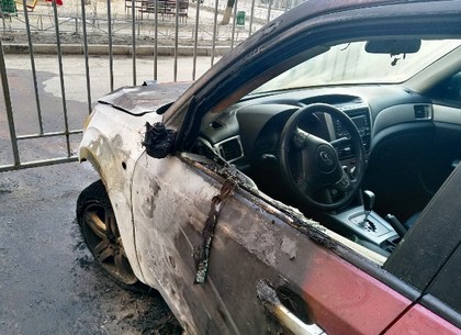 В Харькове массово горят припаркованные у многоэтажек автомобили: три пожара за ночь (ВИДЕО, ФОТО)