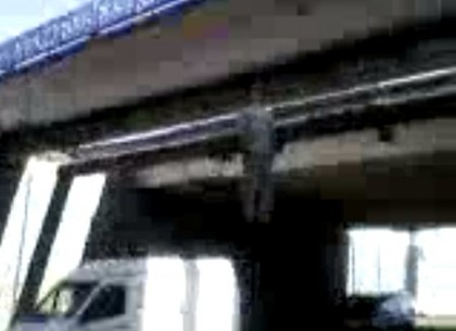 Под Харьковом на мосту повесился мужчина