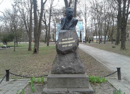 В Молодежном парке поврежден памятник Кропивницкому: информация от полиции