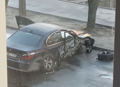 На Павловом Поле BMW врезался в электроопору (ВИДЕО, ФОТО)