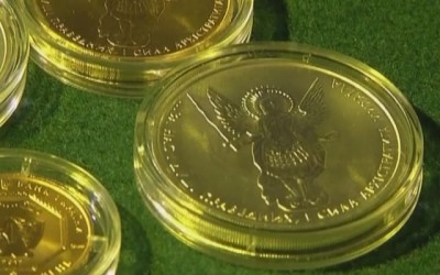 Кассирша банка торговала золотыми монетами мимо кассы