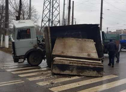 На Плехановской перевернулся грузовик с бетонными плитами (ВИДЕО, ФОТО)