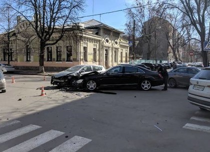 Тройное ДТП заблокировало перекресток в центре Харькова (ФОТО)