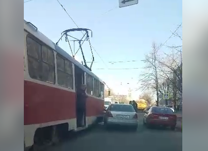 ДТП возле Южного вокзала: Mercedes бросился под трамвай (ВИДЕО)