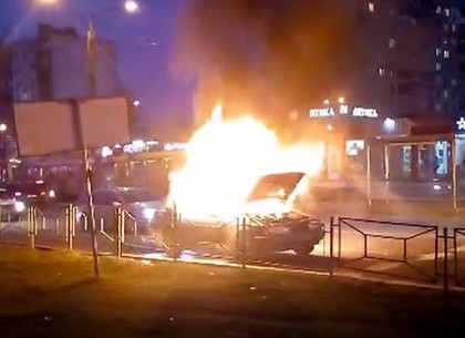 В час пик на салтовском проспекте вспыхнул автомобиль (ВИДЕО)