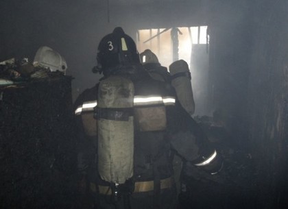 Пожарные с помощью автолестницы спасли из пожара 3-х человек в районе 17 больницы (ФОТО)