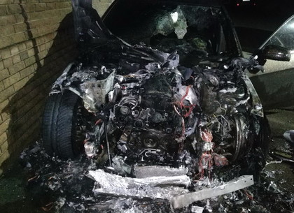 В центре Харькова ночью сгорел люксовый автомобиль (ФОТО)