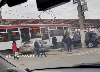Возле «Барабашово» автомобиль влетел в трамвай, заблокировав движение