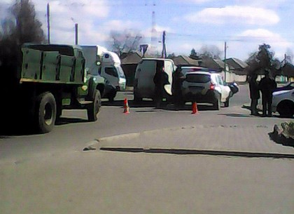 ДТП на Южной Салтовке: фургон, патрульные и открывшаяся дверь (ФОТО)