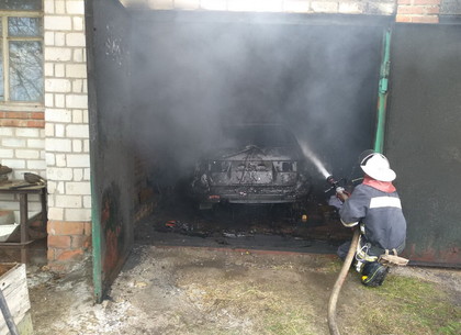 От короткого замыкания сгорел гараж, дом удалось спасти (ФОТО)