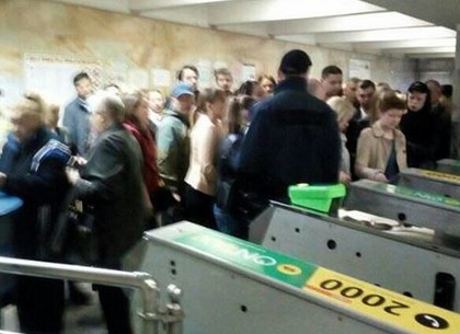 В «час пик» десятки жителей Индустриального района опаздывали на работу из-за давки в метро (ФОТО)