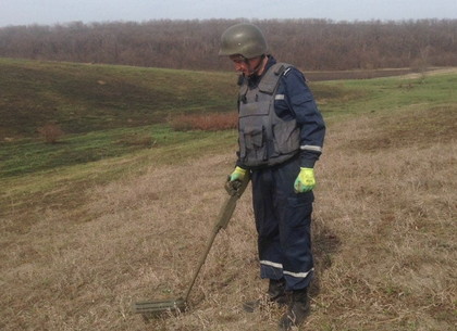 Спасатели продолжили разминирование полей Харьковщины (ФОТО)