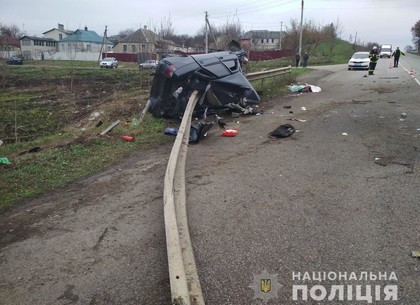 В Русской Лозовой машину смяло об отбойник: пассажир погиб, водитель потерял руку (ФОТО)