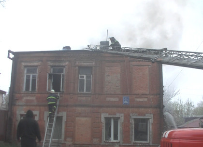 Возле Южного вокзала тушат пожар в двухэтажном доме (ВИДЕО, ФОТО)