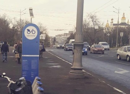 В центре Харькова обокрали парковки муниципального велопроката (ФОТО)