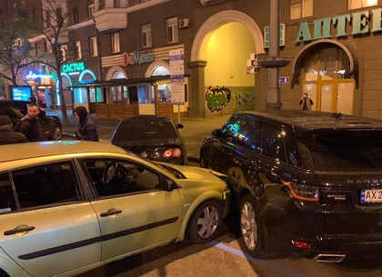 Гость из Египта протаранил припаркованные автомобили (ВИДЕО, ФОТО)