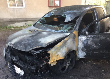 Во дворе жилого дома в центре Харькова выгорел новенький  «немец»