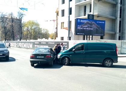 В центре Харькова ДТП: Mercedes  столкнулся с Lanos-евробляхером (ФОТО, ВИДЕО, Обновлено)