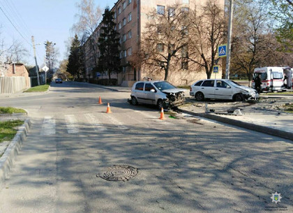 На Алексеевке машина, вылетев на тротуар после аварии, сбила пешехода
