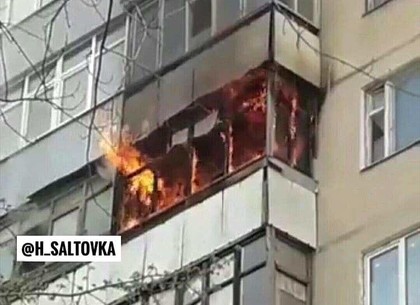 В девятиэтажке горел балкон: пожарные эвакуировали жильцов (ФОТО)