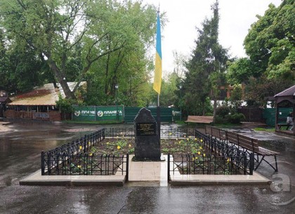 В саду Шевченко обновили разбитый памятный знак (ФОТО)
