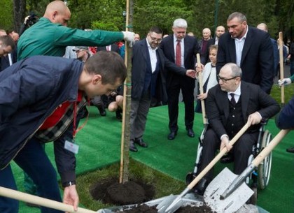 Геннадий Кернес и Александр Гвоздик высадили дубы в саду Шевченко