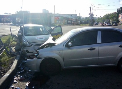 Утреннее ДТП с такси на Салтовке: пострадали пассажиры (ФОТО)